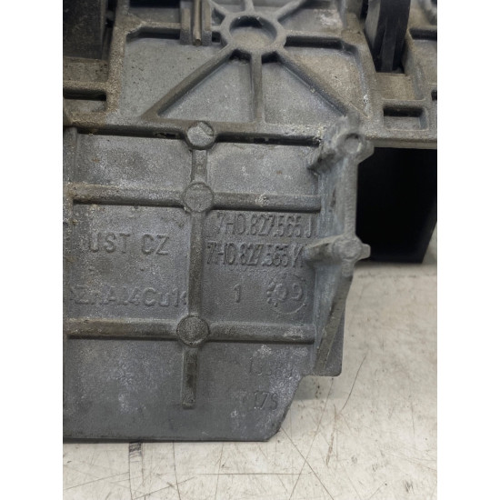 Butuc haion VOLKSWAGEN TRANSPORTER V Box (7HA, 7HH, 7EA, 7EH) [ 2003 - > ] OEM 7H0827565J / 7H0 827 565 J