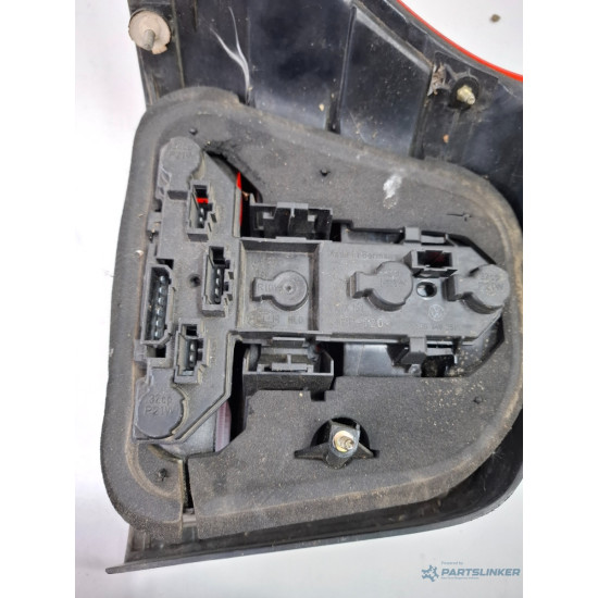 Lampa spate / Stop dreapta VOLKSWAGEN GOLF IV 1J1 1997 - 2007 945257