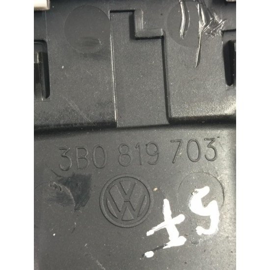 Grila de ventilatie laterala panou de bord stanga fata VOLKSWAGEN PASSAT Estate 3B5 1997 - 2001 1.9 TDI AFN, AVG 3b0819703